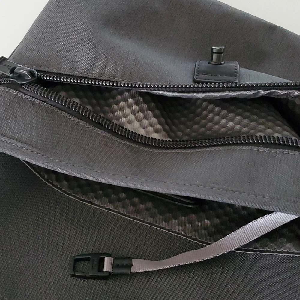TUMI ALPHA BRAVO ARNOLD ZIP FLAP MESSENGER BAG